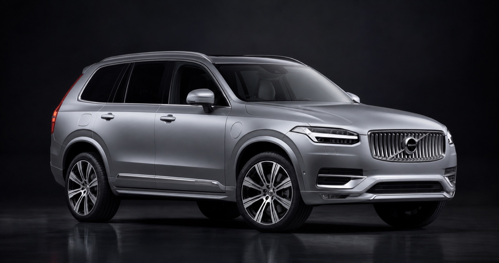 Silver Volvo XC90 Recharge Inscription Pro T8 AWD in a dark photographic studio